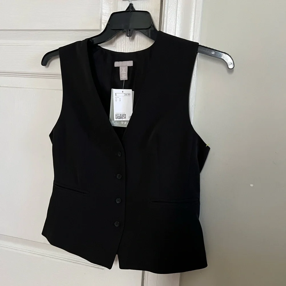 NWT H&M fitted vest iV-neck, buttons at front, and welt front pockets. size S - Picture 2 of 8